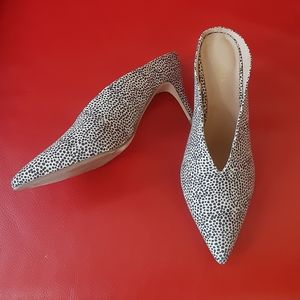 EXPRESS 《Animal Print Point Toe Mules》